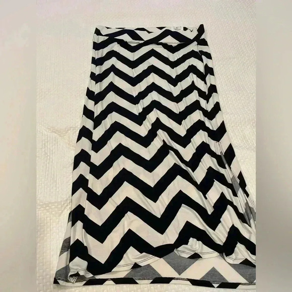 a.n.a Black White Chevron Long Maxi Skirt - Picture 3 of 5